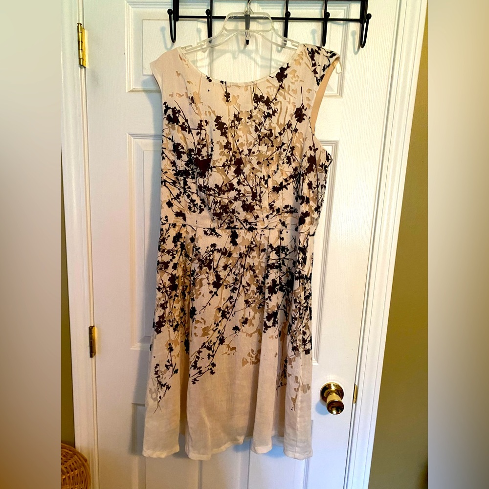 Liz Claiborne size 16 tan and black dress.